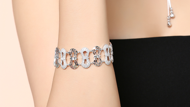 Vòng tay như những chiếc nơ móc nối nhau rất hiện đại, độc đáo